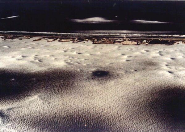 Францын Полинезийн Муруроа нуур газар доорх цөмийн туршилтын дараа. Олон улсын эсэргүүцлийг үл тоомсорлон Франц улс 1995 оны 9-р сарын 5-ны Мягмар гарагт Номхон далайн өмнөд хэсгийн алслагдсан Муруроа атоллын доор цөмийн дэлбэрэлт эхлүүлж, найман цөмийн туршилтын цувралыг эхлүүлэв. Төв хэсэгт байрлах хар цэг нь дэлбэрэлтийн голомтыг харуулж байгаа бөгөөд эргэн тойрны ус цагаан болж байна. (AP PHOTO) Францын Полинезийн Муруроа нуур газар доорх цөмийн туршилтын дараа. Олон улсын эсэргүүцлийг үл тоомсорлон Франц улс 1995 оны 9-р сарын 5-ны Мягмар гарагт Номхон далайн өмнөд хэсгийн алслагдсан Муруроа атоллын доор цөмийн дэлбэрэлт эхлүүлж, найман цөмийн туршилтын цувралыг эхлүүлэв. Төв хэсэгт байрлах хар цэг нь дэлбэрэлтийн голомтыг харуулж байгаа бөгөөд эргэн тойрны ус цагаан болж байна. (AP PHOTO) - Sputnik Монгол Улс