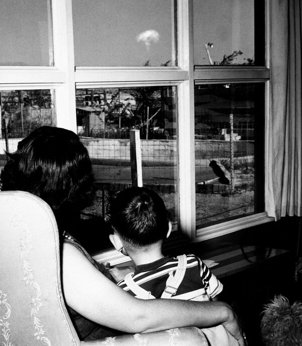 Невада мужийн Лас Вегас дахь гэрийнхээ зочны өрөөнд хатагтай Жаклин Бак бяцхан хүүгийнхээ хамт 1953 оны 5-р сарын 8-нд Атомын Эрчим Хүчний Комиссын туршилтын талбайгаас 75 милийн зайд атомын туршилтын дэлбэрэлтийн мөөг шиг үүлийг ажиглаж байна. Невада мужийн Юкка Флэтс хотын ойролцоох Невадагийн туршилтын талбайд гарсан тэмдэглэгээ нь хаврын цувралын хамгийн том тэмдэглэгээний нэг болохыг харуулж байна. (АНУ-ын Атомын Эрчим Хүчний Комисс via AP) Невада мужийн Лас Вегас дахь гэрийнхээ зочны өрөөнд хатагтай Жаклин Бак бяцхан хүүгийнхээ хамт 1953 оны 5-р сарын 8-нд Атомын Эрчим Хүчний Комиссын туршилтын талбайгаас 75 милийн зайд атомын туршилтын дэлбэрэлтийн мөөг шиг үүлийг ажиглаж байна. Невада мужийн Юкка Флэтс хотын ойролцоох Невадагийн туршилтын талбайд гарсан тэмдэглэгээ нь хаврын цувралын хамгийн том тэмдэглэгээний нэг болохыг харуулж байна. (АНУ-ын Атомын Эрчим Хүчний Комисс via AP) - Sputnik Монгол Улс