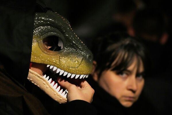 2025 оны 10-р сарын 31-ний Баасан гарагт Польшийн Варшав хотод болсон Халловины үдэшлэгт зориулж хувцасласан залуус. (AP Photo/Czarek Sokolowski) 2025 оны 10-р сарын 31-ний Баасан гарагт Польшийн Варшав хотод болсон Халловины үдэшлэгт зориулж хувцасласан залуус. (AP Photo/Czarek Sokolowski) - Sputnik Монгол Улс