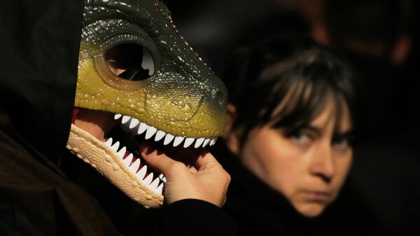 Польшийн Варшав хотод болсон Хэллоуины үдэшлэгт зориулж хувцасласан залуус - Sputnik Монгол Улс