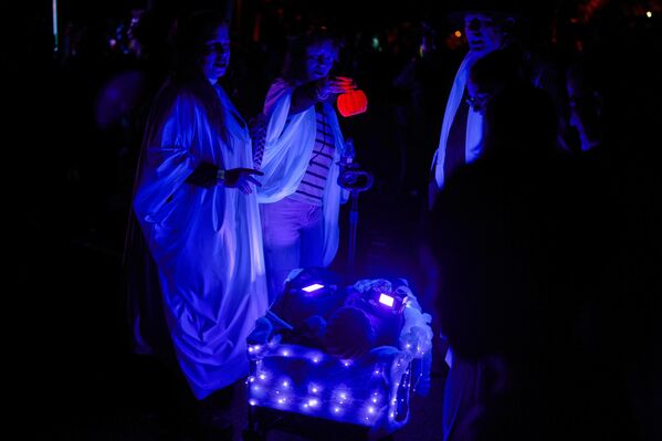 2025 оны 10-р сарын 31-ний Баасан гарагт Испанийн Паракуэллос дель Харама хотод аймшигтай хувцас өмссөн хүмүүс Хэллоуины баярт оролцож байна. (AP Photo/Manu Fernandez) 2025 оны 10-р сарын 31-ний Баасан гарагт Испанийн Паракуэллос дель Харама хотод аймшигтай хувцас өмссөн хүмүүс Хэллоуины баярт оролцож байна. (AP Photo/Manu Fernandez) - Sputnik Монгол Улс