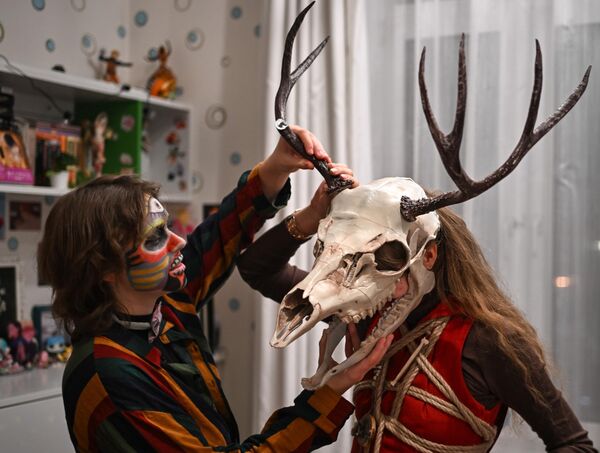 Москвагийн залуус гэртээ Хэллоуины баярт бэлдэж байна. Москвагийн залуус гэртээ Хэллоуины баярт бэлдэж байна. - Sputnik Монгол Улс