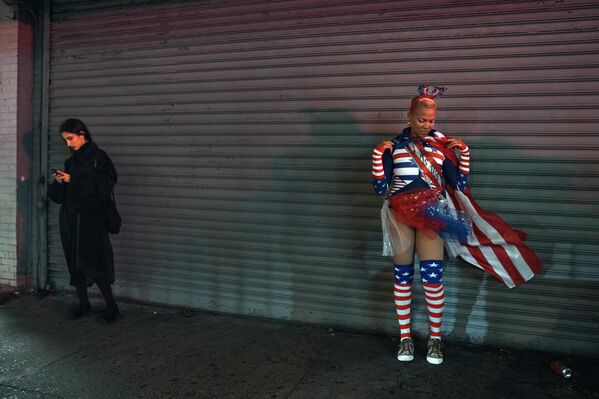 2025 оны 10-р сарын 31-ний Баасан гарагт Нью-Йорк хотод болсон Тосгоны Хэллоуины жагсаалд баяр хөөртэй хүмүүс ирж байна. (AP Photo/Andres Kudacki) 2025 оны 10-р сарын 31-ний Баасан гарагт Нью-Йорк хотод болсон Тосгоны Хэллоуины жагсаалд баяр хөөртэй хүмүүс ирж байна. (AP Photo/Andres Kudacki) - Sputnik Монгол Улс