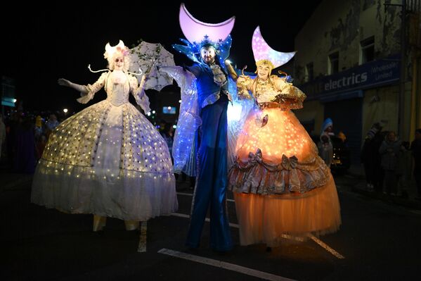 ДЕРРИ, ХОЙД ИРЛАНД - 10-Р САРЫН 31: Уран бүтээлчид 2025 оны 10-р сарын 31-нд Хойд Ирландын Дерри хотод жил бүр болдог Халловины баярын жагсаалд оролцов. Энэхүү наадам нь Европын хамгийн том Халловины баяр гэж тооцогддог. Албаны хүмүүсийн тооцоолсноор Баасан гарагийн орой Дерри хотын төвөөр 40,000 орчим хүн жагсаалд оролцож, дараа нь голын эрэг дээрх гайхалтай салют буудна. Энэхүү жагсаал нь жил бүр болдог наадмын оргил үе бөгөөд хотод 100,000 гаруй хүн, сая сая фунт стерлинг цуглуулдаг. (Зураг: Charles McQuillan/Getty Images) ДЕРРИ, ХОЙД ИРЛАНД - 10-Р САРЫН 31: Уран бүтээлчид 2025 оны 10-р сарын 31-нд Хойд Ирландын Дерри хотод жил бүр болдог Халловины баярын жагсаалд оролцов. Энэхүү наадам нь Европын хамгийн том Халловины баяр гэж тооцогддог. Албаны хүмүүсийн тооцоолсноор Баасан гарагийн орой Дерри хотын төвөөр 40,000 орчим хүн жагсаалд оролцож, дараа нь голын эрэг дээрх гайхалтай салют буудна. Энэхүү жагсаал нь жил бүр болдог наадмын оргил үе бөгөөд хотод 100,000 гаруй хүн, сая сая фунт стерлинг цуглуулдаг. (Зураг: Charles McQuillan/Getty Images) - Sputnik Монгол Улс