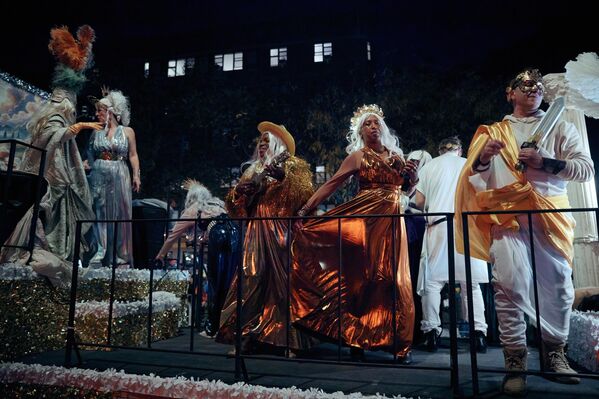 2025 оны 10-р сарын 31-ний Баасан гарагт Нью-Йорк хотод болсон Тосгоны Хэллоуины жагсаалын үеэр баяр хөөртэй хүмүүс Зургаадугаар өргөн чөлөөгөөр алхаж байна. (AP Photo/Andres Kudacki) 2025 оны 10-р сарын 31-ний Баасан гарагт Нью-Йорк хотод болсон Тосгоны Хэллоуины жагсаалын үеэр баяр хөөртэй хүмүүс Зургаадугаар өргөн чөлөөгөөр алхаж байна. (AP Photo/Andres Kudacki) - Sputnik Монгол Улс