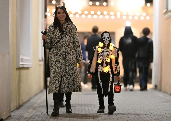 Омск хотод болсон Хэллоуины баярын үеэр хувцастай оршин суугчид. Омск хотод болсон Хэллоуины баярын үеэр хувцастай оршин суугчид. - Sputnik Монгол Улс