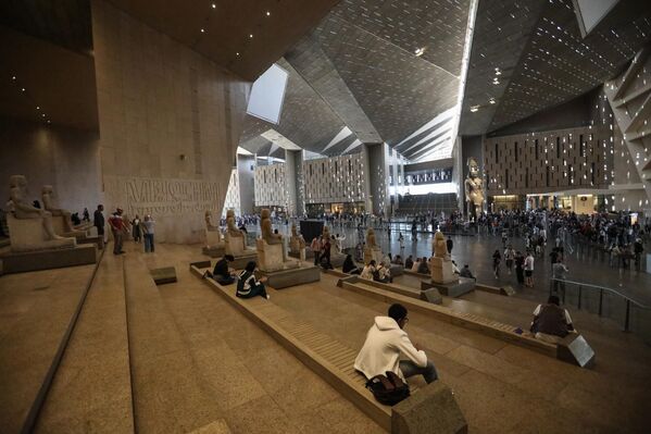 ГИЗА, ЕГИПЕТ - 11-р сарын 4: Жуулчид 2025 оны 11-р сарын 4-нд Египетийн Гиза хотод нээгдсэн Египетийн Их Музейг үзэж амарч байна. 11-р сарын 1-нд албан ёсоор нээгдсэн Египетийн Их Музей (GEM) нь 1922 онд фараоны бунхан нээгдсэнээс хойш анх удаа Тутанхамуны 5000 ширхэг эрдэнэсийн цуглуулга зэрэг хэдэн арван мянган эд өлгийн зүйлийг нэг дор дэлгэн үзүүлж байна. (Зураг: Ахмад Хасабаллах/Getty Images) ГИЗА, ЕГИПЕТ - 11-р сарын 4: Жуулчид 2025 оны 11-р сарын 4-нд Египетийн Гиза хотод нээгдсэн Египетийн Их Музейг үзэж амарч байна. 11-р сарын 1-нд албан ёсоор нээгдсэн Египетийн Их Музей (GEM) нь 1922 онд фараоны бунхан нээгдсэнээс хойш анх удаа Тутанхамуны 5000 ширхэг эрдэнэсийн цуглуулга зэрэг хэдэн арван мянган эд өлгийн зүйлийг нэг дор дэлгэн үзүүлж байна. (Зураг: Ахмад Хасабаллах/Getty Images) - Sputnik Монгол Улс