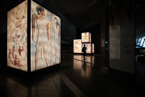 ГИЗА, ЕГИПЕТ - 11-р сарын 4: Жуулчид 2025 оны 11-р сарын 4-нд Египетийн Гиза хотод нээгдсэн Их Египетийн музейн үзмэрүүдийг үзэж байна. 11-р сарын 1-нд албан ёсоор нээгдсэн Их Египетийн музей (GEM) нь 1922 онд фараоны бунхан нээгдсэнээс хойш анх удаа Тутанхамуны 5000 ширхэг эрдэнэсийн цуглуулга зэрэг хэдэн арван мянган эд өлгийн зүйлийг нэг дор дэлгэн үзүүлж байна. (Зураг: Ahmad Hasaballah/Getty Images) ГИЗА, ЕГИПЕТ - 11-р сарын 4: Жуулчид 2025 оны 11-р сарын 4-нд Египетийн Гиза хотод нээгдсэн Их Египетийн музейн үзмэрүүдийг үзэж байна. 11-р сарын 1-нд албан ёсоор нээгдсэн Их Египетийн музей (GEM) нь 1922 онд фараоны бунхан нээгдсэнээс хойш анх удаа Тутанхамуны 5000 ширхэг эрдэнэсийн цуглуулга зэрэг хэдэн арван мянган эд өлгийн зүйлийг нэг дор дэлгэн үзүүлж байна. (Зураг: Ahmad Hasaballah/Getty Images) - Sputnik Монгол Улс