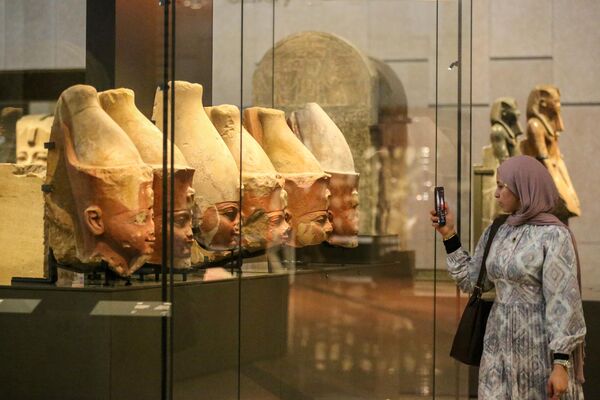 ГИЗА, ЕГИПЕТ - 11-р сарын 4: Жуулчид 2025 оны 11-р сарын 4-нд Египетийн Гиза хотод нээгдсэн Их Египетийн музейн үзмэрүүдийг үзэж байна. 11-р сарын 1-нд албан ёсоор нээгдсэн Их Египетийн музей (GEM) нь 1922 онд фараоны бунхан нээгдсэнээс хойш анх удаа Тутанхамуны 5000 ширхэг эрдэнэсийн цуглуулга зэрэг хэдэн арван мянган эд өлгийн зүйлийг нэг дор дэлгэн үзүүлж байна. (Зураг: Ahmad Hasaballah/Getty Images) ГИЗА, ЕГИПЕТ - 11-р сарын 4: Жуулчид 2025 оны 11-р сарын 4-нд Египетийн Гиза хотод нээгдсэн Их Египетийн музейн үзмэрүүдийг үзэж байна. 11-р сарын 1-нд албан ёсоор нээгдсэн Их Египетийн музей (GEM) нь 1922 онд фараоны бунхан нээгдсэнээс хойш анх удаа Тутанхамуны 5000 ширхэг эрдэнэсийн цуглуулга зэрэг хэдэн арван мянган эд өлгийн зүйлийг нэг дор дэлгэн үзүүлж байна. (Зураг: Ahmad Hasaballah/Getty Images) - Sputnik Монгол Улс