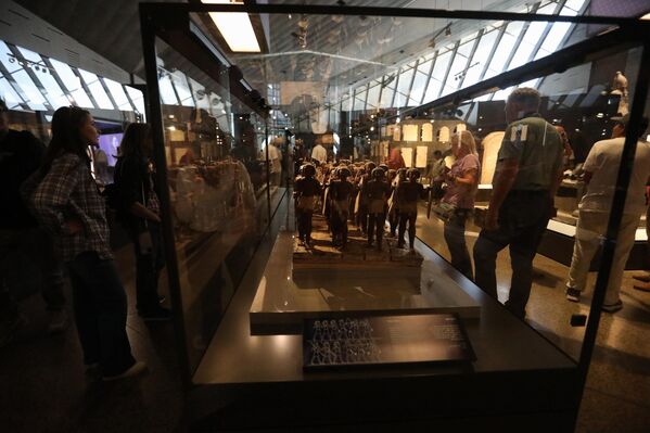 ГИЗА, ЕГИПЕТ - 11-р сарын 4: Жуулчид 2025 оны 11-р сарын 4-нд Египетийн Гиза хотод нээгдсэн Их Египетийн музейн үзмэрүүдийг үзэж байна. 11-р сарын 1-нд албан ёсоор нээгдсэн Их Египетийн музей (GEM) нь 1922 онд фараоны бунхан нээгдсэнээс хойш анх удаа Тутанхамуны 5000 ширхэг эрдэнэсийн цуглуулга зэрэг хэдэн арван мянган эд өлгийн зүйлийг нэг дор дэлгэн үзүүлж байна. (Зураг: Ahmad Hasaballah/Getty Images) ГИЗА, ЕГИПЕТ - 11-р сарын 4: Жуулчид 2025 оны 11-р сарын 4-нд Египетийн Гиза хотод нээгдсэн Их Египетийн музейн үзмэрүүдийг үзэж байна. 11-р сарын 1-нд албан ёсоор нээгдсэн Их Египетийн музей (GEM) нь 1922 онд фараоны бунхан нээгдсэнээс хойш анх удаа Тутанхамуны 5000 ширхэг эрдэнэсийн цуглуулга зэрэг хэдэн арван мянган эд өлгийн зүйлийг нэг дор дэлгэн үзүүлж байна. (Зураг: Ahmad Hasaballah/Getty Images) - Sputnik Монгол Улс