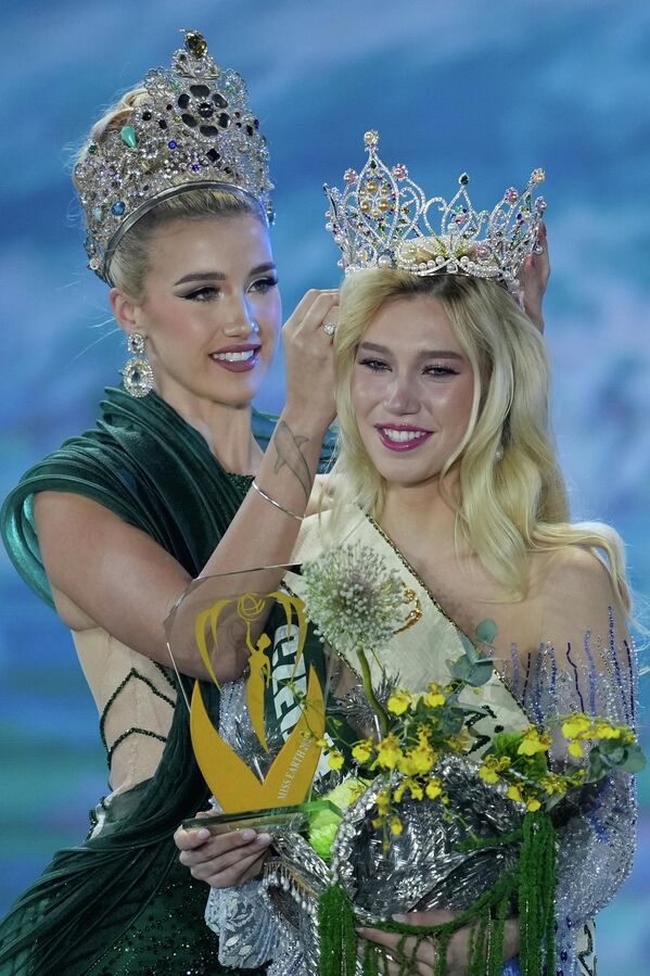 2025 оны 11-р сарын 5-ны Лхагва гарагт Филиппиний Манила хотод болсон "Дэлхийн мисс 2025" гоо сайхны тэмцээний үеэр Чехийн баруун талыг төлөөлсөн Натали Пускиновад "Дэлхийн мисс 2024" Жессика Лэйн титэм зүүлээ. (AP Photo/Aaron Favila) 2025 оны 11-р сарын 5-ны Лхагва гарагт Филиппиний Манила хотод болсон "Дэлхийн мисс 2025" гоо сайхны тэмцээний үеэр Чехийн баруун талыг төлөөлсөн Натали Пускиновад "Дэлхийн мисс 2024" Жессика Лэйн титэм зүүлээ. (AP Photo/Aaron Favila) - Sputnik Монгол Улс