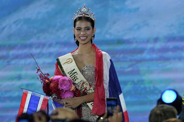 2025 оны 11-р сарын 5-ны Лхагва гарагт Филиппиний Манила хотод болсон "Дэлхийн мисс 2025" тэмцээний үеэр Тайландын Вари Нгамхам зургаа авахуулж байна. (AP Photo/Aaron Favila) 2025 оны 11-р сарын 5-ны Лхагва гарагт Филиппиний Манила хотод болсон "Дэлхийн мисс 2025" тэмцээний үеэр Тайландын Вари Нгамхам зургаа авахуулж байна. (AP Photo/Aaron Favila) - Sputnik Монгол Улс