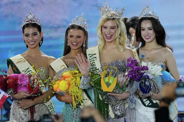 2025 оны 11-р сарын 5-ны Лхагва гарагт Филиппиний Манила хотод болсон 2025 оны Дэлхийн мисс тэмцээний үеэр Чехийн Натали Пускинова (баруун талаас хоёрдугаарт) зүүн талаас 2025 оны Дэлхийн галын мисс Тайландын Вари Нгамхам, 2025 оны Дэлхийн агаарын мисс Исландын Солдис Иварсдоттир, 2025 оны Дэлхийн усны мисс Вьетнамын Му Ань Тринх нартай хамт зургаа авахуулж байна. (AP Photo/Aaron Favila) 2025 оны 11-р сарын 5-ны Лхагва гарагт Филиппиний Манила хотод болсон 2025 оны Дэлхийн мисс тэмцээний үеэр Чехийн Натали Пускинова (баруун талаас хоёрдугаарт) зүүн талаас 2025 оны Дэлхийн галын мисс Тайландын Вари Нгамхам, 2025 оны Дэлхийн агаарын мисс Исландын Солдис Иварсдоттир, 2025 оны Дэлхийн усны мисс Вьетнамын Му Ань Тринх нартай хамт зургаа авахуулж байна. (AP Photo/Aaron Favila) - Sputnik Монгол Улс