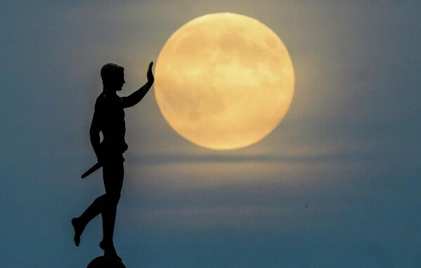 2025 оны 11-р сарын 5, Доод Саксони, Ханнофер хот: Машзе голын хойд эрэг дээрх "Бамбар баригч" хөшөөний (1937) ард сар тэнгэрийн хаяанд манддаг. Орой нь Германы дээгүүр жилийн хамгийн том тэргэл Сар буюу супер Сарыг харж болно. (Зураг: Julian Stratenschulte/picture alliance via Getty Images) 2025 оны 11-р сарын 5, Доод Саксони, Ханнофер хот: Машзе голын хойд эрэг дээрх "Бамбар баригч" хөшөөний (1937) ард сар тэнгэрийн хаяанд манддаг. Орой нь Германы дээгүүр жилийн хамгийн том тэргэл Сар буюу супер Сарыг харж болно. (Зураг: Julian Stratenschulte/picture alliance via Getty Images) - Sputnik Монгол Улс