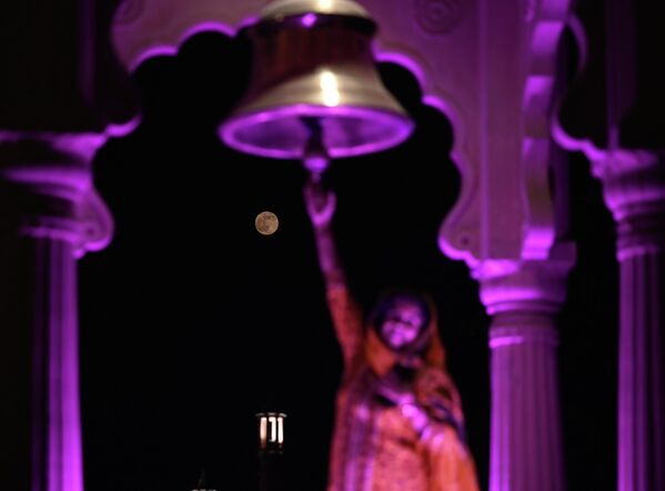 ЭНЭТХЭГ, ШИНЭ ДЕЛИ - 11-р сарын 5: 2025 оны 11-р сарын 5-нд Энэтхэгийн Шинэ Дели хотод тод гэрэлтэж буй Минжний сарны зураг. 11-р сарын бүтэн сар нь дэлхийгээс 221,817 милийн зайд орших 2025 оны хамгийн том бөгөөд дэлхийд хамгийн ойр супер сар юм. (Зураг: Sonu Mehta/Hindustan Times Getty Images) ЭНЭТХЭГ, ШИНЭ ДЕЛИ - 11-р сарын 5: 2025 оны 11-р сарын 5-нд Энэтхэгийн Шинэ Дели хотод тод гэрэлтэж буй Минжний сарны зураг. 11-р сарын бүтэн сар нь дэлхийгээс 221,817 милийн зайд орших 2025 оны хамгийн том бөгөөд дэлхийд хамгийн ойр супер сар юм. (Зураг: Sonu Mehta/Hindustan Times Getty Images) - Sputnik Монгол Улс