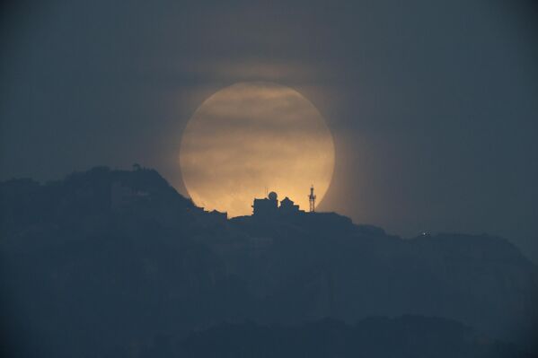 ХЯТАД, ТАЙАНЬ - 11-р сарын 5: 2025 оны 11-р сарын 5-нд Хятадын Шаньдун мужийн Тайань хотод Тай уулын дээгүүр "минж" хэмээх бүтэн сар мандлаа. Минжний бүтэн сар Лхагва гарагт гарахаар төлөвлөгдсөн бөгөөд энэ нь 2025 оны хамгийн том, хамгийн тод супер сар байх болно. (Зураг: Xu Dedong/VCG Getty Images) ХЯТАД, ТАЙАНЬ - 11-р сарын 5: 2025 оны 11-р сарын 5-нд Хятадын Шаньдун мужийн Тайань хотод Тай уулын дээгүүр "минж" хэмээх бүтэн сар мандлаа. Минжний бүтэн сар Лхагва гарагт гарахаар төлөвлөгдсөн бөгөөд энэ нь 2025 оны хамгийн том, хамгийн тод супер сар байх болно. (Зураг: Xu Dedong/VCG Getty Images) - Sputnik Монгол Улс