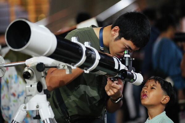 2025 оны 11-р сарын 5-ны Лхагва гарагт Индонезийн Жакарта хотод нэгэн эр Cар мандахыг ажиглахын тулд Planetarium Jakarta-ийн өгсөн дуран ашиглаж байна. (Зураг: AP Photo/Tatan Syuflana) 2025 оны 11-р сарын 5-ны Лхагва гарагт Индонезийн Жакарта хотод нэгэн эр Cар мандахыг ажиглахын тулд Planetarium Jakarta-ийн өгсөн дуран ашиглаж байна. (Зураг: AP Photo/Tatan Syuflana) - Sputnik Монгол Улс