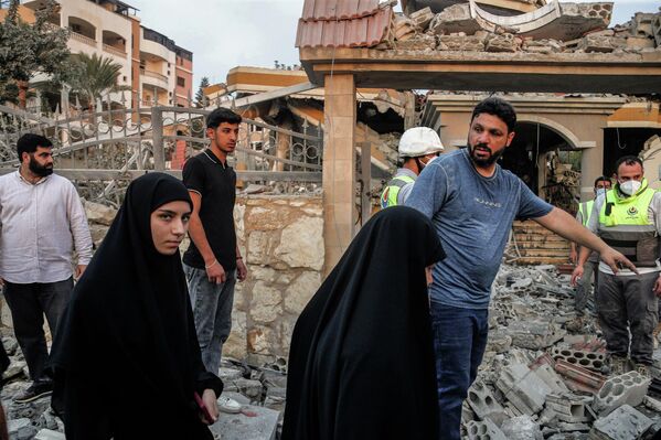 2025 оны 11-р сарын 06, Ливан, Тейр Дебба: Ливаны өмнөд хэсэгт орших Тейр Дебба тосгонд Израилийн агаарын довтолгоонд өртөн нурсан байшингаа шалгахаар гивлүүртэй эмэгтэйчүүд ирж байна. (Зураг: Marwan Naamani/Getty Images-ийн зургийн холбоо) 2025 оны 11-р сарын 06, Ливан, Тейр Дебба: Ливаны өмнөд хэсэгт орших Тейр Дебба тосгонд Израилийн агаарын довтолгоонд өртөн нурсан байшингаа шалгахаар гивлүүртэй эмэгтэйчүүд ирж байна. (Зураг: Marwan Naamani/Getty Images-ийн зургийн холбоо) - Sputnik Монгол Улс