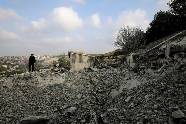 2025 оны 11-р сарын 06, Ливан, Тейр Дебба: Израилийн агаарын цохилтод өртсөн Ливаны өмнөд хэсэгт орших Тейр Дебба тосгоны сүйрлийн дүр зураг. Зураг: Марван Наамани/dpa (Зураг: Marwan Naamani/Getty Images-ийн зургийн холбоо) 2025 оны 11-р сарын 06, Ливан, Тейр Дебба: Израилийн агаарын цохилтод өртсөн Ливаны өмнөд хэсэгт орших Тейр Дебба тосгоны сүйрлийн дүр зураг. Зураг: Марван Наамани/dpa (Зураг: Marwan Naamani/Getty Images-ийн зургийн холбоо) - Sputnik Монгол Улс