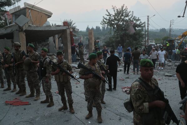 2025 оны 11-р сарын 6-ны Пүрэв гарагт Ливаны өмнөд хэсгийн Тейр Дебба тосгонд Израилийн агаарын цохилтод өртөж сүйрсэн барилгын талбайг Ливаны цэргүүд хамгаалж байна. (Зураг: AP Photo/Mohammad Zaatari) 2025 оны 11-р сарын 6-ны Пүрэв гарагт Ливаны өмнөд хэсгийн Тейр Дебба тосгонд Израилийн агаарын цохилтод өртөж сүйрсэн барилгын талбайг Ливаны цэргүүд хамгаалж байна. (Зураг: AP Photo/Mohammad Zaatari) - Sputnik Монгол Улс