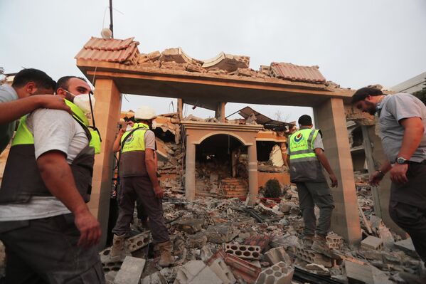 2025 оны 11-р сарын 6-ны Пүрэв гарагт Ливаны өмнөд хэсгийн Тейр Дебба тосгонд Израилийн агаарын цохилтод өртөж сүйрсэн барилгын нуранги дээр иргэний хамгаалалтын албаныхан эрэл хайгуул хийж байна. (Зураг: AP Photo/Mohammad Zaatari) 2025 оны 11-р сарын 6-ны Пүрэв гарагт Ливаны өмнөд хэсгийн Тейр Дебба тосгонд Израилийн агаарын цохилтод өртөж сүйрсэн барилгын нуранги дээр иргэний хамгаалалтын албаныхан эрэл хайгуул хийж байна. (Зураг: AP Photo/Mohammad Zaatari) - Sputnik Монгол Улс