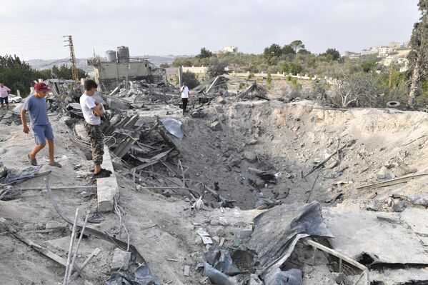 ЛИВАН, ТИР - 2025 оны 11-р сарын 6: Иргэд 2025 оны 11-р сарын 6-нд Ливаны Тир хотод гал зогсоох хэлэлцээрийг зөрчиж, орон сууцны хорооллуудыг сүйтгэсэн Израилийн агаарын цохилтын улмаас үүссэн нүхийг шалгаж байна. Эрүүл мэндийн яамнаас мэдээлснээр, Пүрэв гарагт Израилийн өмнөд Ливан улсад хийсэн шинэ агаарын цохилтын улмаас нэг хүн нас барж, гурван хүн шархаджээ. (Зураг: Houssam Shbaro/Anadolu via Getty Images) ЛИВАН, ТИР - 2025 оны 11-р сарын 6: Иргэд 2025 оны 11-р сарын 6-нд Ливаны Тир хотод гал зогсоох хэлэлцээрийг зөрчиж, орон сууцны хорооллуудыг сүйтгэсэн Израилийн агаарын цохилтын улмаас үүссэн нүхийг шалгаж байна. Эрүүл мэндийн яамнаас мэдээлснээр, Пүрэв гарагт Израилийн өмнөд Ливан улсад хийсэн шинэ агаарын цохилтын улмаас нэг хүн нас барж, гурван хүн шархаджээ. (Зураг: Houssam Shbaro/Anadolu via Getty Images) - Sputnik Монгол Улс