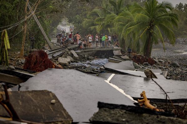 ФИЛИППИН, ДИПАКУЛАО - 11-р сарын 10: Филиппиний Аврора мужийн Дипакулао хотод 2025 оны 11-р сарын 10-нд Фунг-вонг хар салхины улмаас сүйрсэн хурдны замыг оршин суугчид ажиглаж байна. Фунг-вонг хар салхи өмнөх орой Филиппинд хүрч, бараг нэг сая хүнийг нүүлгэн шилжүүлж, Калмаеги хар салхины сүйрлээс хэдхэн хоногийн дараа Лузон арал дээр хүчтэй үер, цахилгаан тасалдал, тасалдал үүсгэсэн. (Зураг: Ezra Acayan/Getty Images) ФИЛИППИН, ДИПАКУЛАО - 11-р сарын 10: Филиппиний Аврора мужийн Дипакулао хотод 2025 оны 11-р сарын 10-нд Фунг-вонг хар салхины улмаас сүйрсэн хурдны замыг оршин суугчид ажиглаж байна. Фунг-вонг хар салхи өмнөх орой Филиппинд хүрч, бараг нэг сая хүнийг нүүлгэн шилжүүлж, Калмаеги хар салхины сүйрлээс хэдхэн хоногийн дараа Лузон арал дээр хүчтэй үер, цахилгаан тасалдал, тасалдал үүсгэсэн. (Зураг: Ezra Acayan/Getty Images) - Sputnik Монгол Улс