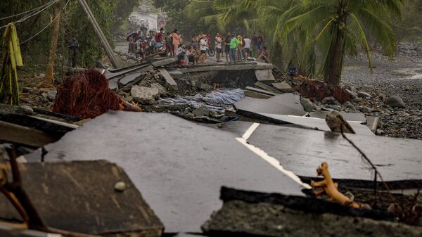 Филиппиний Аврора мужийн Дипакулао хотод Фунг Вонг хар салхины улмаас эвдэрсэн хурдны замыг оршин суугчид шалгаж байна. - Sputnik Монгол Улс
