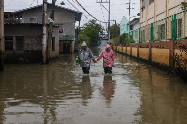 ФИЛИППИН, БУЛАКАН - 11-р сарын 9: 2025 оны 11-р сарын 9-нд Филиппиний Булакан хотын үерт автсан бүс нутагт Фунг-Вонг (Уван) хэмээх супер хар салхи дайран өнгөрөх үед хосууд үерт автсан гудамжаар явж байна. Филиппинд Уван гэгддэг Фунг Вонг хар салхи тус улсад аймшигт салхи, аадар бороо авчрах төлөвтэй байгаа бөгөөд эрх баригчид өндөр эрсдэлтэй бүсээс 900,000 гаруй хүнийг аюулгүй газар руу нүүлгэн шилжүүлж байна. Цаг агаарын урьдчилсан мэдээгээр хар салхи Тайванийн аралд нөлөөлөх магадлалтай байна. Энэ нь Калмаеги хар салхи Филиппин даяар өргөн хүрээтэй сүйрэл учруулж, бараг 200 хүний аминд хүрсэнээс хэдхэн хоногийн дараа тохиож байна. (Зураг: Daniel Ceng/Anadolu via Getty Images) ФИЛИППИН, БУЛАКАН - 11-р сарын 9: 2025 оны 11-р сарын 9-нд Филиппиний Булакан хотын үерт автсан бүс нутагт Фунг-Вонг (Уван) хэмээх супер хар салхи дайран өнгөрөх үед хосууд үерт автсан гудамжаар явж байна. Филиппинд Уван гэгддэг Фунг Вонг хар салхи тус улсад аймшигт салхи, аадар бороо авчрах төлөвтэй байгаа бөгөөд эрх баригчид өндөр эрсдэлтэй бүсээс 900,000 гаруй хүнийг аюулгүй газар руу нүүлгэн шилжүүлж байна. Цаг агаарын урьдчилсан мэдээгээр хар салхи Тайванийн аралд нөлөөлөх магадлалтай байна. Энэ нь Калмаеги хар салхи Филиппин даяар өргөн хүрээтэй сүйрэл учруулж, бараг 200 хүний аминд хүрсэнээс хэдхэн хоногийн дараа тохиож байна. (Зураг: Daniel Ceng/Anadolu via Getty Images) - Sputnik Монгол Улс