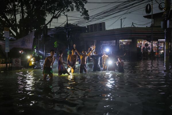 ФИЛИППИН, Манила хотын метро - 11-р сарын 10: 2025 оны 11-р сарын 10-нд Филиппиний Метро Манила хотод Фунг-Вонг (Уван) хар салхи улс орныг дайрч, үер, цахилгаан тасарч, дор хаяж хоёр хүний аминд хүрсэн үед үерт автсан гудамжаар тээврийн хэрэгслийг жолоодохоор сайн дураараа ажиллаж буй залуус цахилгаан тасарсан үед камерт хариу үйлдэл үзүүлж байна. Филиппинд Уван гэгддэг Фунг Вонг хар салхи улс оронд аймшигт салхи, аадар бороо авчирч, 900,000 гаруй хүнийг эрсдэлтэй бүс нутгаас аюулгүй газар нүүлгэн шилжүүлжээ. Энэ нь Калмаеги хар салхи Филиппин даяар өргөн хүрээтэй сүйрэл учруулж, бараг 200 хүний аминд хүрснээс хэдхэн хоногийн дараа тохиож байна. (Зураг: Daniel Ceng/Anadolu via Getty Images) ФИЛИППИН, Манила хотын метро - 11-р сарын 10: 2025 оны 11-р сарын 10-нд Филиппиний Метро Манила хотод Фунг-Вонг (Уван) хар салхи улс орныг дайрч, үер, цахилгаан тасарч, дор хаяж хоёр хүний аминд хүрсэн үед үерт автсан гудамжаар тээврийн хэрэгслийг жолоодохоор сайн дураараа ажиллаж буй залуус цахилгаан тасарсан үед камерт хариу үйлдэл үзүүлж байна. Филиппинд Уван гэгддэг Фунг Вонг хар салхи улс оронд аймшигт салхи, аадар бороо авчирч, 900,000 гаруй хүнийг эрсдэлтэй бүс нутгаас аюулгүй газар нүүлгэн шилжүүлжээ. Энэ нь Калмаеги хар салхи Филиппин даяар өргөн хүрээтэй сүйрэл учруулж, бараг 200 хүний аминд хүрснээс хэдхэн хоногийн дараа тохиож байна. (Зураг: Daniel Ceng/Anadolu via Getty Images) - Sputnik Монгол Улс