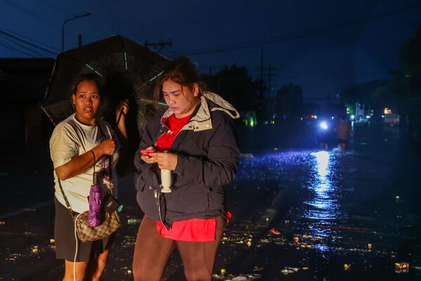 ФИЛИППИН, Манила хотын метро - 11-р сарын 10: 2025 оны 11-р сарын 10-нд Филиппиний Метро Манила хотод Фунг-Вонг (Уван) хар салхи улс орныг дайрч, үер, цахилгаан тасарч, дор хаяж хоёр хүний аминд хүрсэн үед хоёр эмэгтэй цахилгаан тасарсан үерийн бүсэд ус намжихыг хүлээж байна. Филиппинд Уван гэгддэг Фунг Вонг хар салхи улс оронд аймшигт салхи, аадар бороо авчирч, 900,000 гаруй хүнийг эрсдэлтэй бүсээс аюулгүй газар нүүлгэн шилжүүлжээ. Энэ нь Калмаеги хар салхи Филиппин даяар өргөн хүрээтэй сүйрэл учруулж, бараг 200 хүний аминд хүрснээс хэдхэн хоногийн дараа тохиож байна. (Зураг: Daniel Ceng/Anadolu via Getty Images) ФИЛИППИН, Манила хотын метро - 11-р сарын 10: 2025 оны 11-р сарын 10-нд Филиппиний Метро Манила хотод Фунг-Вонг (Уван) хар салхи улс орныг дайрч, үер, цахилгаан тасарч, дор хаяж хоёр хүний аминд хүрсэн үед хоёр эмэгтэй цахилгаан тасарсан үерийн бүсэд ус намжихыг хүлээж байна. Филиппинд Уван гэгддэг Фунг Вонг хар салхи улс оронд аймшигт салхи, аадар бороо авчирч, 900,000 гаруй хүнийг эрсдэлтэй бүсээс аюулгүй газар нүүлгэн шилжүүлжээ. Энэ нь Калмаеги хар салхи Филиппин даяар өргөн хүрээтэй сүйрэл учруулж, бараг 200 хүний аминд хүрснээс хэдхэн хоногийн дараа тохиож байна. (Зураг: Daniel Ceng/Anadolu via Getty Images) - Sputnik Монгол Улс