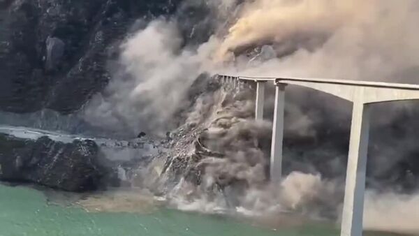 Хятадын Сычуань мужийн Маеркан хотод байрлах 758 метр урт Хунчи гүүр нуржээ - Sputnik Монгол Улс