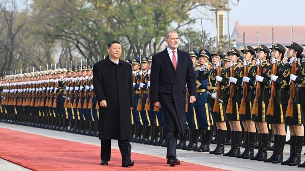 Ерөнхийлөгч Ши Жиньпин, хатагтай Пэн Лиюань нар Испанийн хаан Фелипе VI болон хатан Летисиаг албан ёсоор угтан авч хүндэтгэл үзүүллээ - Sputnik Монгол Улс