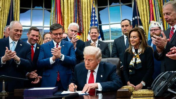 Төлөөлөгчдийн танхим, сенат төсвийг баталсны дараа АНУ-ын Ерөнхийлөгч Д.Трамп гарын үсэг зурав. - Sputnik Монгол Улс