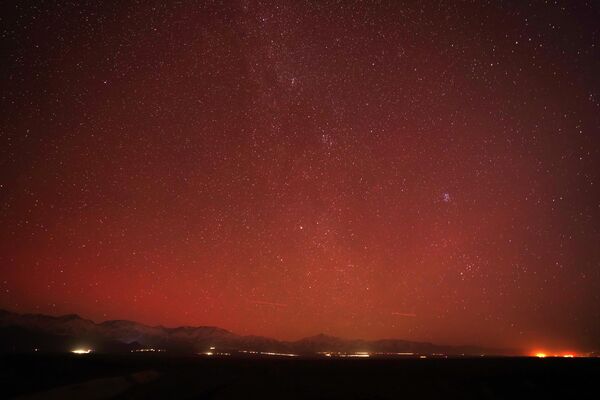 ХЯТАД, Хами хот - 11-р сарын 12: 2025 оны 11-р сарын 12-нд Хятадын Шинжаан Уйгурын өөртөө засах орны Хами хотод туйлын туяа буюу хойд туйлын гэрэл тэнгэрийг гэрэлтүүлж байна. (Зураг: Cao Xinjia/VCG via Getty Images) ХЯТАД, Хами хот - 11-р сарын 12: 2025 оны 11-р сарын 12-нд Хятадын Шинжаан Уйгурын өөртөө засах орны Хами хотод туйлын туяа буюу хойд туйлын гэрэл тэнгэрийг гэрэлтүүлж байна. (Зураг: Cao Xinjia/VCG via Getty Images) - Sputnik Монгол Улс