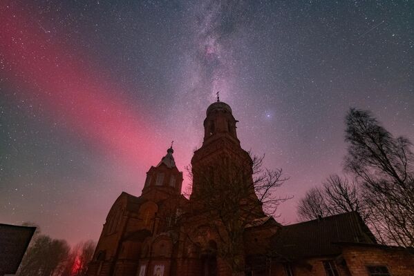 Вишегород дахь Гэгээн Михаил Архангел сүмийн дээгүүрх SAR нумын хэсэг болон Сүүн замын нэг хэсэг. 2025 оны 11-р сарын 12. Вишегород дахь Гэгээн Михаил Архангел сүмийн дээгүүрх SAR нумын хэсэг болон Сүүн замын нэг хэсэг. 2025 оны 11-р сарын 12. - Sputnik Монгол Улс