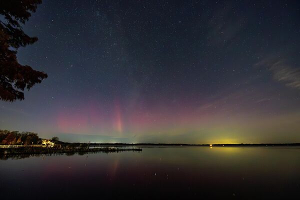 2025 оны 11-р сарын 13, Доод Саксони, Бад Цвишенахн: Цвишенахнер Меер дээр Аврора гэрэлтдэг. Нарны хүчтэй шуурга нь аврора үүсгэдэг. (Зураг: Markus Hibbeler / Getty Images-ээр хийсэн зургийн холбоо) 2025 оны 11-р сарын 13, Доод Саксони, Бад Цвишенахн: Цвишенахнер Меер дээр Аврора гэрэлтдэг. Нарны хүчтэй шуурга нь аврора үүсгэдэг. (Зураг: Markus Hibbeler / Getty Images-ээр хийсэн зургийн холбоо) - Sputnik Монгол Улс