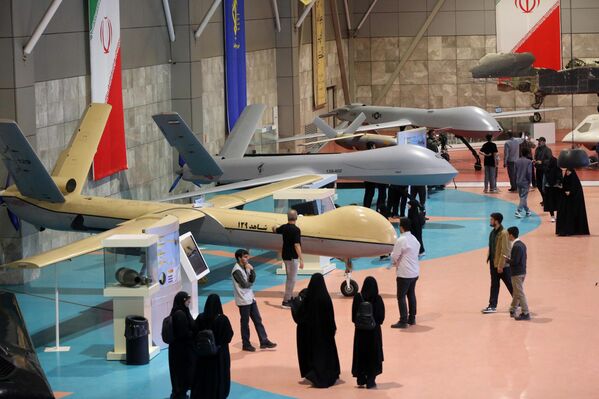 ТЕГРАН, ИРАН - 11-р сарын 12: 2025 оны 11-р сарын 12-нд Ираны нийслэл Тегеран дахь Хувьсгалт Гвардийн Армийн Агаарын тээвэр, сансрын паркийн байнгын үзэсгэлэнгийн төвд Иран улс пуужин, хиймэл дагуул тээвэрлэгч пуужин, агаарын довтолгооноос хамгаалах систем, түүний дотор Израилийн халдлагад ашигласан пуужин, дрон зэргийг үзэсгэлэнгээс харуулав. (Зураг: Fatemeh Bahrami/Anadolu Getty Images) ТЕГРАН, ИРАН - 11-р сарын 12: 2025 оны 11-р сарын 12-нд Ираны нийслэл Тегеран дахь Хувьсгалт Гвардийн Армийн Агаарын тээвэр, сансрын паркийн байнгын үзэсгэлэнгийн төвд Иран улс пуужин, хиймэл дагуул тээвэрлэгч пуужин, агаарын довтолгооноос хамгаалах систем, түүний дотор Израилийн халдлагад ашигласан пуужин, дрон зэргийг үзэсгэлэнгээс харуулав. (Зураг: Fatemeh Bahrami/Anadolu Getty Images) - Sputnik Монгол Улс