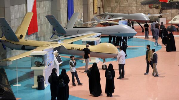 Тегеран дахь Агаарын сансрын паркийн Байнгын үзэсгэлэнгийн төвд үзэсгэлэнд оролцогчид - Sputnik Монгол Улс