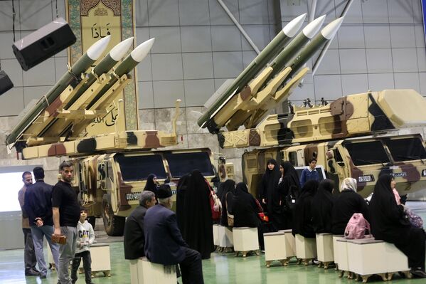 ТЕГРАН, ИРАН - 11-р сарын 12: 2025 оны 11-р сарын 12-нд Ираны нийслэл Тегеран дахь Хувьсгалт Гвардийн Армийн Агаарын тээвэр, сансрын паркийн байнгын үзэсгэлэнгийн төвд Иран улс пуужин, хиймэл дагуул тээвэрлэгч пуужин, агаарын довтолгооноос хамгаалах систем, түүний дотор Израилийн халдлагад ашигласан пуужин, дрон зэргийг үзэсгэлэнгээс харуулав. (Зураг: Fatemeh Bahrami/Anadolu Getty Images) ТЕГРАН, ИРАН - 11-р сарын 12: 2025 оны 11-р сарын 12-нд Ираны нийслэл Тегеран дахь Хувьсгалт Гвардийн Армийн Агаарын тээвэр, сансрын паркийн байнгын үзэсгэлэнгийн төвд Иран улс пуужин, хиймэл дагуул тээвэрлэгч пуужин, агаарын довтолгооноос хамгаалах систем, түүний дотор Израилийн халдлагад ашигласан пуужин, дрон зэргийг үзэсгэлэнгээс харуулав. (Зураг: Fatemeh Bahrami/Anadolu Getty Images) - Sputnik Монгол Улс