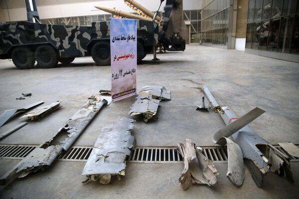 ТЕГЕРАН, ИРАН - 11-р сарын 12: 2025 оны 11-р сарын 12-нд Ираны нийслэл Тегеран дахь Хувьсгалт Гвардийн Армийн Агаарын тээвэр, сансрын паркийн байнгын үзэсгэлэнгийн төвд Иран улс пуужин, хиймэл дагуул тээвэрлэгч пуужин, агаарын довтолгооноос хамгаалах систем, түүний дотор Израилийн халдлагад ашигласан пуужин, дрон зэргийг үзэсгэлэнгээс харуулав. (Зураг: Fatemeh Bahrami/Anadolu Getty Images) ТЕГЕРАН, ИРАН - 11-р сарын 12: 2025 оны 11-р сарын 12-нд Ираны нийслэл Тегеран дахь Хувьсгалт Гвардийн Армийн Агаарын тээвэр, сансрын паркийн байнгын үзэсгэлэнгийн төвд Иран улс пуужин, хиймэл дагуул тээвэрлэгч пуужин, агаарын довтолгооноос хамгаалах систем, түүний дотор Израилийн халдлагад ашигласан пуужин, дрон зэргийг үзэсгэлэнгээс харуулав. (Зураг: Fatemeh Bahrami/Anadolu Getty Images) - Sputnik Монгол Улс