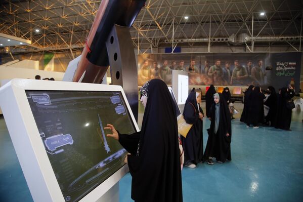 ТЕГЕРАН, ИРАН - 11-р сарын 12: 2025 оны 11-р сарын 12-нд Ираны нийслэл Тегеран дахь Хувьсгалт Гвардийн Армийн Агаарын тээвэр, сансрын паркийн байнгын үзэсгэлэнгийн төвд Иран улс пуужин, хиймэл дагуул тээвэрлэгч пуужин, агаарын довтолгооноос хамгаалах систем, түүний дотор Израилийн халдлагад ашигласан пуужин, дрон зэргийг үзэсгэлэнгээс харуулав. (Зураг: Fatemeh Bahrami/Anadolu Getty Images) ТЕГЕРАН, ИРАН - 11-р сарын 12: 2025 оны 11-р сарын 12-нд Ираны нийслэл Тегеран дахь Хувьсгалт Гвардийн Армийн Агаарын тээвэр, сансрын паркийн байнгын үзэсгэлэнгийн төвд Иран улс пуужин, хиймэл дагуул тээвэрлэгч пуужин, агаарын довтолгооноос хамгаалах систем, түүний дотор Израилийн халдлагад ашигласан пуужин, дрон зэргийг үзэсгэлэнгээс харуулав. (Зураг: Fatemeh Bahrami/Anadolu Getty Images) - Sputnik Монгол Улс