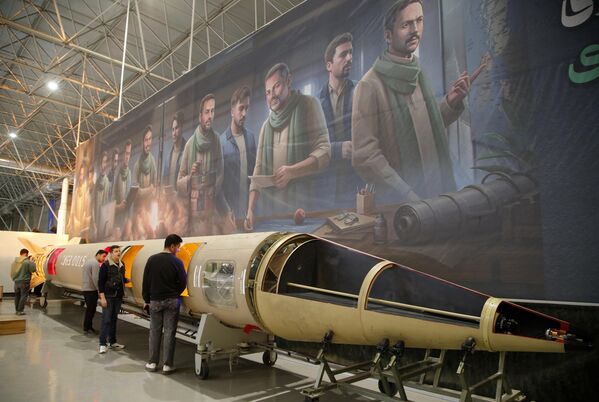 ТЕГЕРАН, ИРАН - 11-р сарын 12: 2025 оны 11-р сарын 12-нд Ираны нийслэл Тегеран дахь Хувьсгалт Гвардийн Армийн Агаарын тээвэр, сансрын паркийн байнгын үзэсгэлэнгийн төвд Иран улс пуужин, хиймэл дагуул тээвэрлэгч пуужин, агаарын довтолгооноос хамгаалах систем, түүний дотор Израилийн халдлагад ашигласан пуужин, дрон зэргийг үзэсгэлэнгээс харуулав. (Зураг: Fatemeh Bahrami/Anadolu Getty Images) ТЕГЕРАН, ИРАН - 11-р сарын 12: 2025 оны 11-р сарын 12-нд Ираны нийслэл Тегеран дахь Хувьсгалт Гвардийн Армийн Агаарын тээвэр, сансрын паркийн байнгын үзэсгэлэнгийн төвд Иран улс пуужин, хиймэл дагуул тээвэрлэгч пуужин, агаарын довтолгооноос хамгаалах систем, түүний дотор Израилийн халдлагад ашигласан пуужин, дрон зэргийг үзэсгэлэнгээс харуулав. (Зураг: Fatemeh Bahrami/Anadolu Getty Images) - Sputnik Монгол Улс