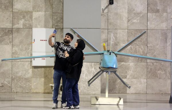 ТЕГЕРАН, ИРАН - 11-р сарын 12: 2025 оны 11-р сарын 12-нд Ираны нийслэл Тегеран дахь Хувьсгалт Гвардийн Армийн Агаарын тээвэр, сансрын паркийн байнгын үзэсгэлэнгийн төвд Иран улс пуужин, хиймэл дагуул тээвэрлэгч пуужин, агаарын довтолгооноос хамгаалах систем, түүний дотор Израилийн халдлагад ашигласан пуужин, дрон зэргийг үзэсгэлэнгээс харуулав. (Зураг: Fatemeh Bahrami/Anadolu Getty Images) ТЕГЕРАН, ИРАН - 11-р сарын 12: 2025 оны 11-р сарын 12-нд Ираны нийслэл Тегеран дахь Хувьсгалт Гвардийн Армийн Агаарын тээвэр, сансрын паркийн байнгын үзэсгэлэнгийн төвд Иран улс пуужин, хиймэл дагуул тээвэрлэгч пуужин, агаарын довтолгооноос хамгаалах систем, түүний дотор Израилийн халдлагад ашигласан пуужин, дрон зэргийг үзэсгэлэнгээс харуулав. (Зураг: Fatemeh Bahrami/Anadolu Getty Images) - Sputnik Монгол Улс