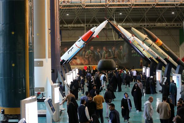 ТЕГРАН, ИРАН - 11-р сарын 12: 2025 оны 11-р сарын 12-нд Ираны нийслэл Тегеран дахь Хувьсгалт Гвардийн Армийн Агаарын тээвэр, сансрын паркийн байнгын үзэсгэлэнгийн төвд Иран улс пуужин, хиймэл дагуул тээвэрлэгч пуужин, агаарын довтолгооноос хамгаалах систем, түүний дотор Израилийн халдлагад ашигласан пуужин, дрон зэргийг үзэсгэлэнгээс харуулав. (Зураг: Fatemeh Bahrami/Anadolu Getty Images) ТЕГРАН, ИРАН - 11-р сарын 12: 2025 оны 11-р сарын 12-нд Ираны нийслэл Тегеран дахь Хувьсгалт Гвардийн Армийн Агаарын тээвэр, сансрын паркийн байнгын үзэсгэлэнгийн төвд Иран улс пуужин, хиймэл дагуул тээвэрлэгч пуужин, агаарын довтолгооноос хамгаалах систем, түүний дотор Израилийн халдлагад ашигласан пуужин, дрон зэргийг үзэсгэлэнгээс харуулав. (Зураг: Fatemeh Bahrami/Anadolu Getty Images) - Sputnik Монгол Улс