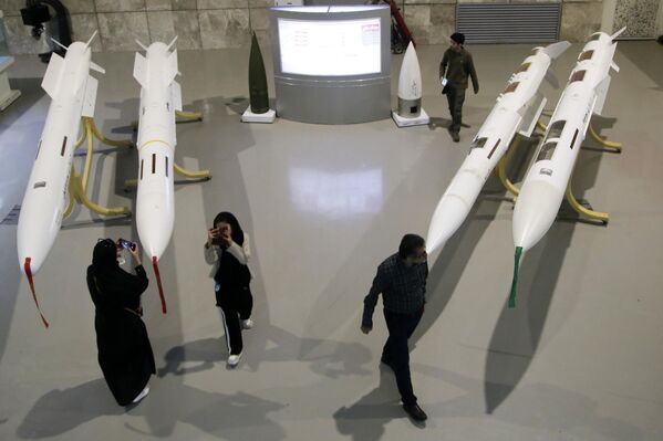 ТЕГРАН, ИРАН - 11-р сарын 12: 2025 оны 11-р сарын 12-нд Ираны нийслэл Тегеран дахь Хувьсгалт Гвардийн Армийн Агаарын тээвэр, сансрын паркийн байнгын үзэсгэлэнгийн төвд Иран улс пуужин, хиймэл дагуул тээвэрлэгч пуужин, агаарын довтолгооноос хамгаалах систем, түүний дотор Израилийн халдлагад ашигласан пуужин, дрон зэргийг үзэсгэлэнгээс харуулав. (Зураг: Fatemeh Bahrami/Anadolu Getty Images) ТЕГРАН, ИРАН - 11-р сарын 12: 2025 оны 11-р сарын 12-нд Ираны нийслэл Тегеран дахь Хувьсгалт Гвардийн Армийн Агаарын тээвэр, сансрын паркийн байнгын үзэсгэлэнгийн төвд Иран улс пуужин, хиймэл дагуул тээвэрлэгч пуужин, агаарын довтолгооноос хамгаалах систем, түүний дотор Израилийн халдлагад ашигласан пуужин, дрон зэргийг үзэсгэлэнгээс харуулав. (Зураг: Fatemeh Bahrami/Anadolu Getty Images) - Sputnik Монгол Улс