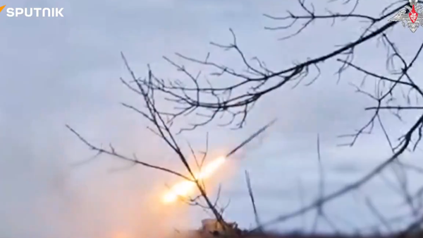 Оросын “Восток” байлдааны бүлгийн Tornado-S олон сувагт пуужингийн системийн экипаж Днепропетровскийн бүсэд байрлах Украины бэхлэлттэй цэгийг устгав - Sputnik Монгол Улс