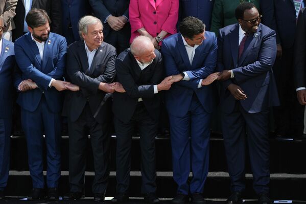 Зүүн гар талаас: Чилийн Ерөнхийлөгч Габриэль Борич, НҮБ-ын Ерөнхий нарийн бичгийн дарга Антонио Гутерриш, Бразилийн Ерөнхийлөгч Луис Инасио Лула да Силва, Пара мужийн Засаг дарга Хелдер Барбалхо, Сомалийн Ерөнхий сайдын орлогч Салах Ахмед Жама нар 2025 оны 11-р сарын 7-ны Баасан гарагт Бразилийн Белем хотод болсон COP30 НҮБ-ын Уур амьсгалын дээд хэмжээний уулзалтын үеэр гар гараасаа хөтлөлцөн байна. (Зураг: AP Photo/Fernando Llano) - Sputnik Монгол Улс