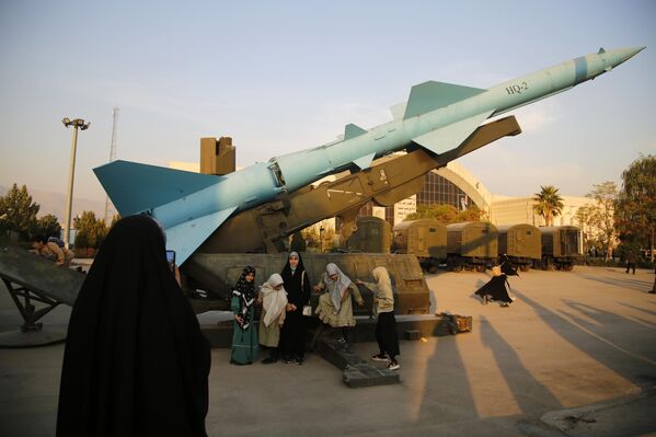 ИРАН, ТЕГЕРАН ХОТ - 11-р сарын 12: 2025 оны 11-р сарын 12-нд Ираны нийслэл Тегеран дахь Хувьсгалт Гвардийн Армийн Агаарын тээвэр, сансрын паркийн байнгын үзэсгэлэнгийн төвд Иран улс пуужин, хиймэл дагуул тээвэрлэгч пуужин, агаарын довтолгооноос хамгаалах систем, түүний дотор Израилийн халдлагад ашигласан пуужин, дрон зэргийг үзэсгэлэнгээс харсан байдал. (Зураг: Fatemeh Bahrami/Анадолу Getty Images) - Sputnik Монгол Улс