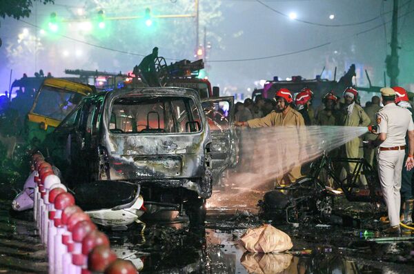 ШИНЭ ДЕЛИ, ЭНЭТХЭГ - 11-р сарын 10: 2025 оны 11-р сарын 10-нд Энэтхэгийн Шинэ Дели хотын Улаан Форт метроны буудлын 1-р хаалганы ойролцоо болсон дэлбэрэлтийн дараа гал унтраах анги галыг унтраахаар ажиллаж байна. Дэлбэрэлтийн шалтгааныг хараахан тогтоогоогүй байгаа бөгөөд 12 хүн шархаджээ. Уттар Прадеш болон Махараштра мужийн Мумбай хотыг бүхэлд нь түгшүүрийн байдалд оруулжээ. (Зураг: Sanjeev Verma/Hindustan Times via Getty Images) - Sputnik Монгол Улс